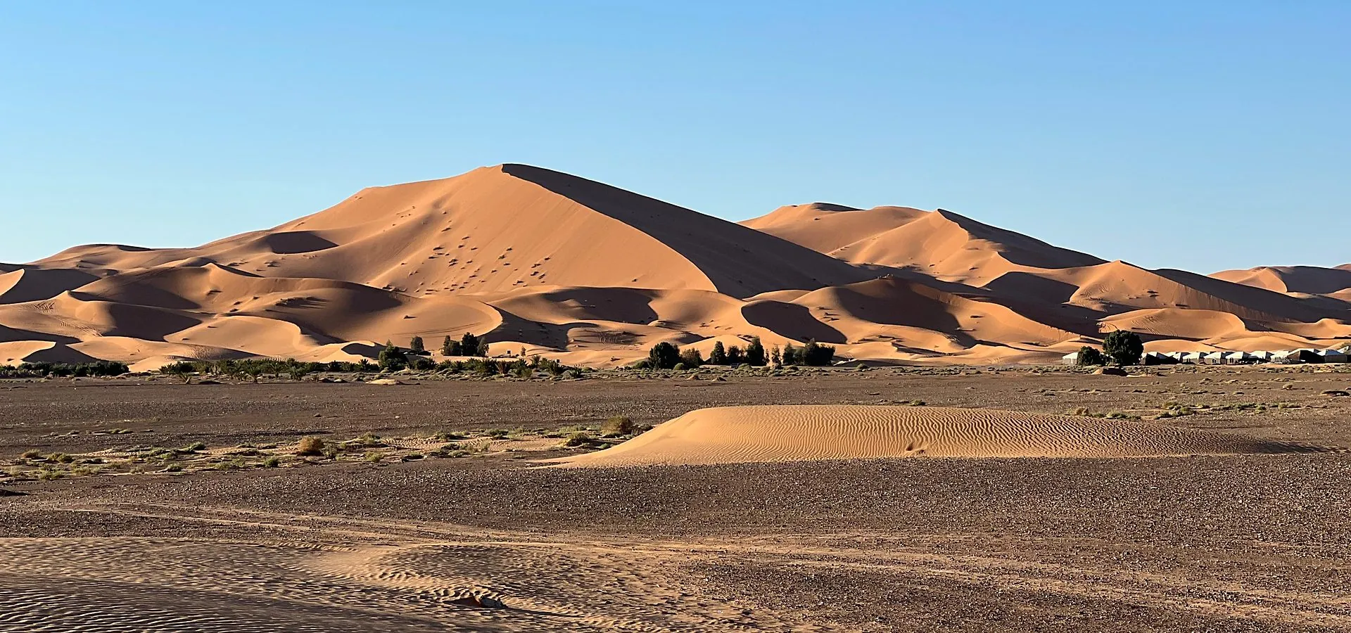 grandes-dunes-merzouga-ciel-bleu-sahara-maroc