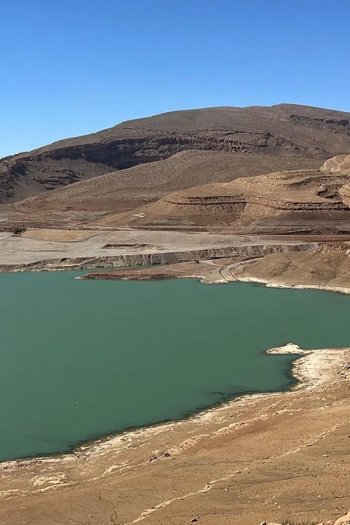 lac-de-barrage-turquoise-montagnes-arides-maroc