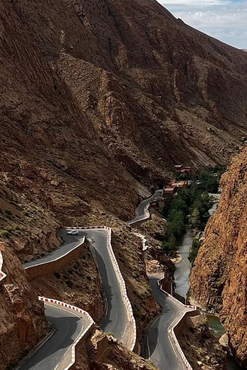 lacets-du-dades-route-en-epingle-boumalne